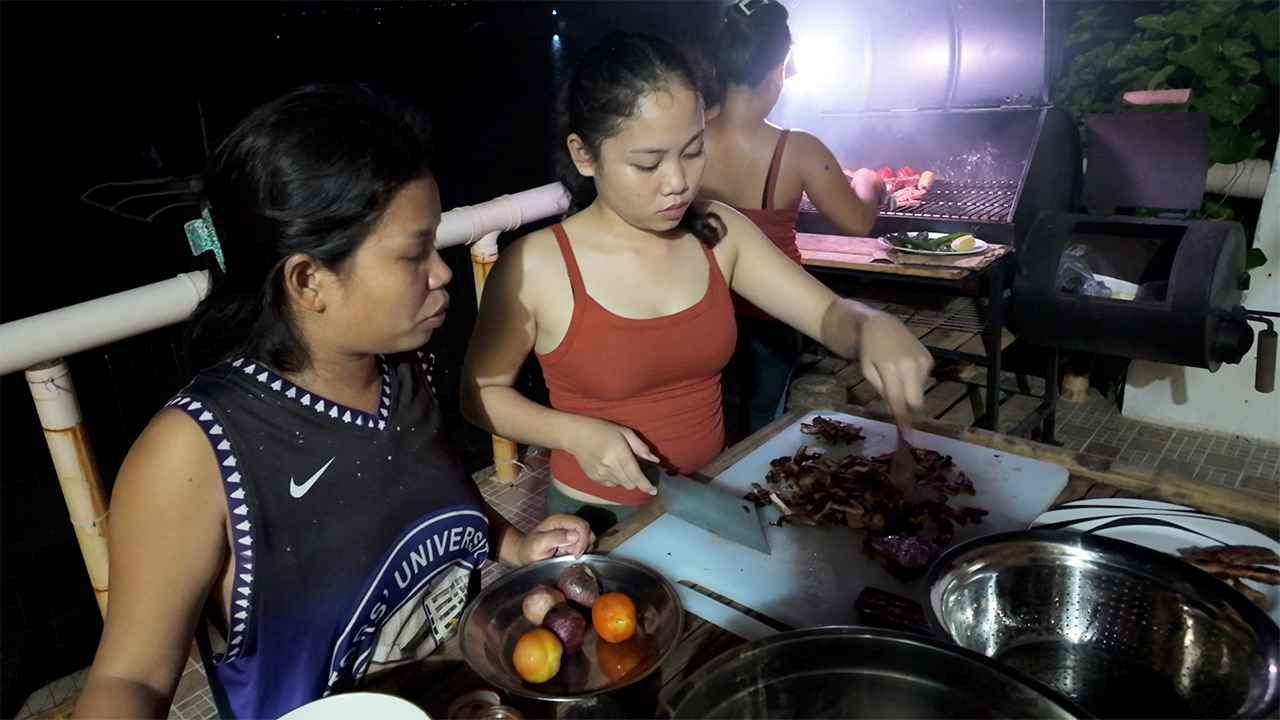 4 Filipinas and a Barbecue Grill King Marcos ladies cooking